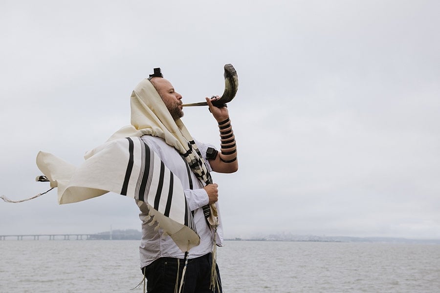 Rabbi Zac Kamanetz blowing the shofar