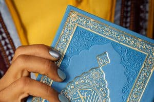 hand holding Qur'an